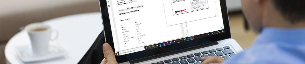 La signature en ligne des contrats en Allemagne, un homme devant son ordinateur portable