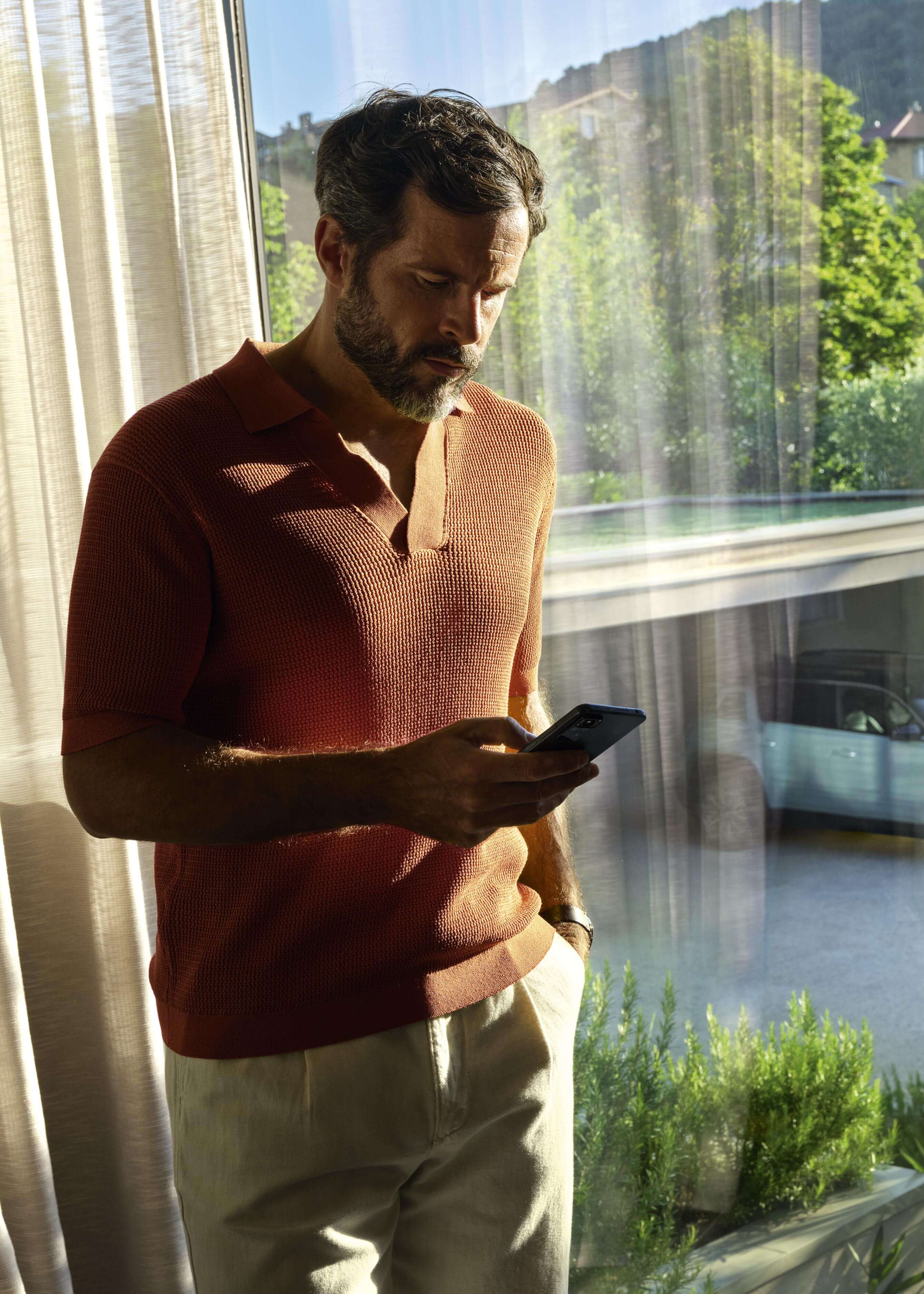 Homme téléphone dans maison