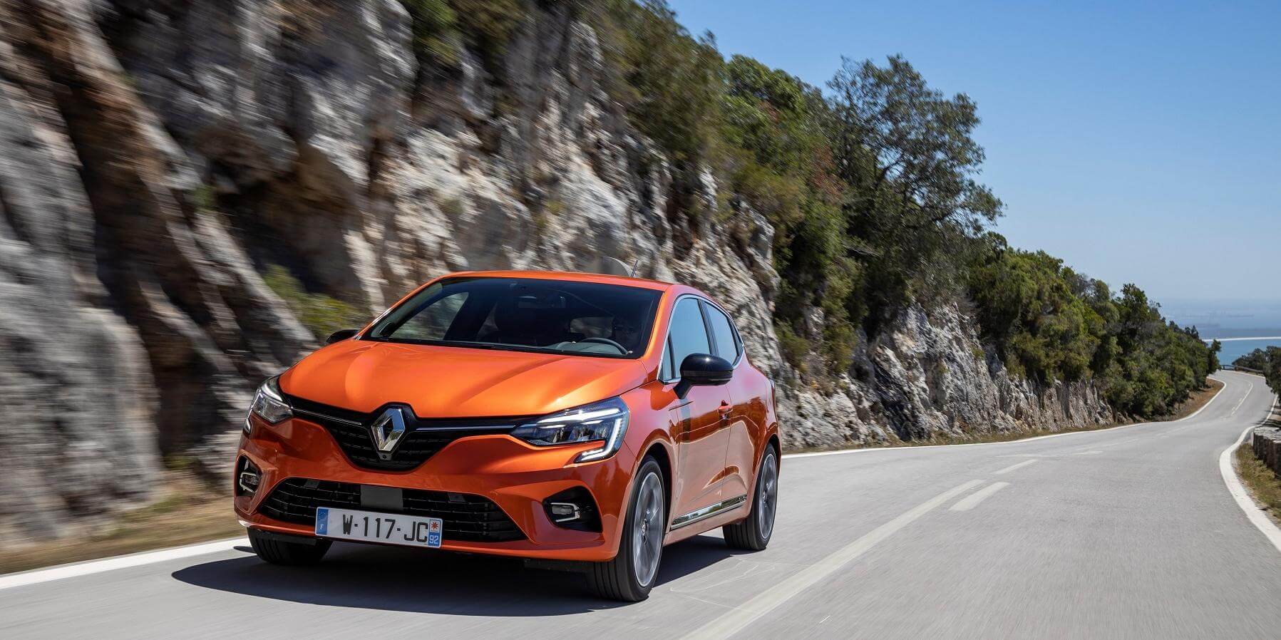 Une voiture CLIO sur la route