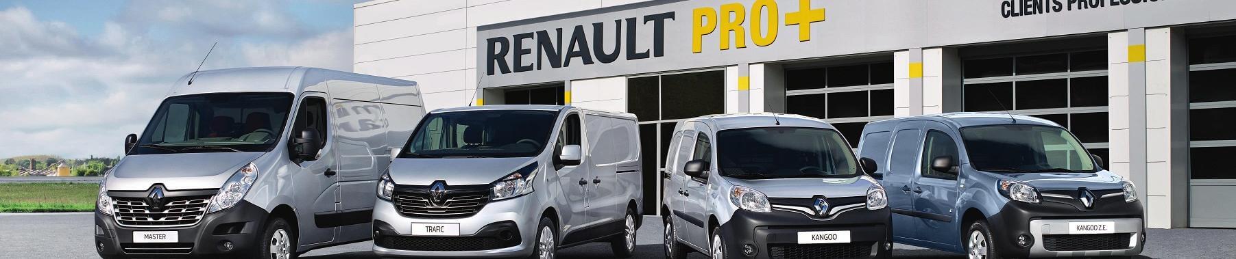 Des véhicules utilitaires pour les professionnels de la marque Renault devant une concession