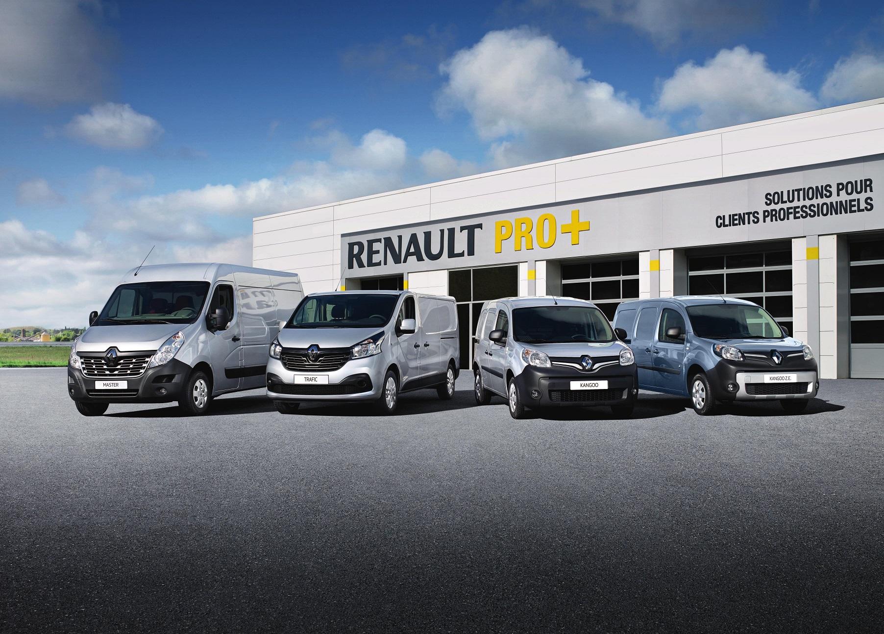 Des véhicules utilitaires pour les professionnels de la marque Renault devant une concession